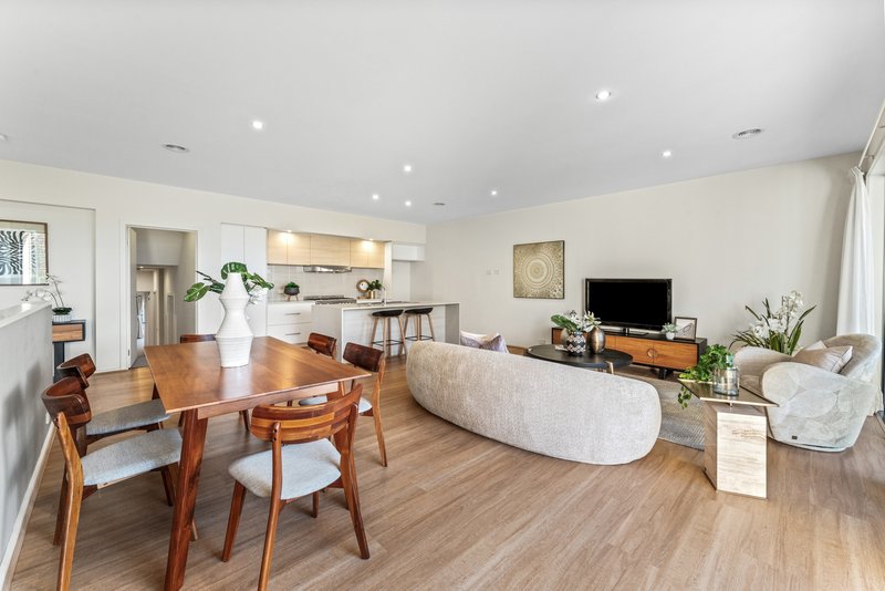 Photo - 27 Muyan Circuit, Burwood VIC 3125 - Image 3