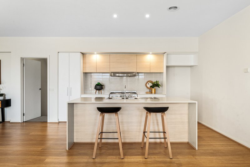 Photo - 27 Muyan Circuit, Burwood VIC 3125 - Image 5