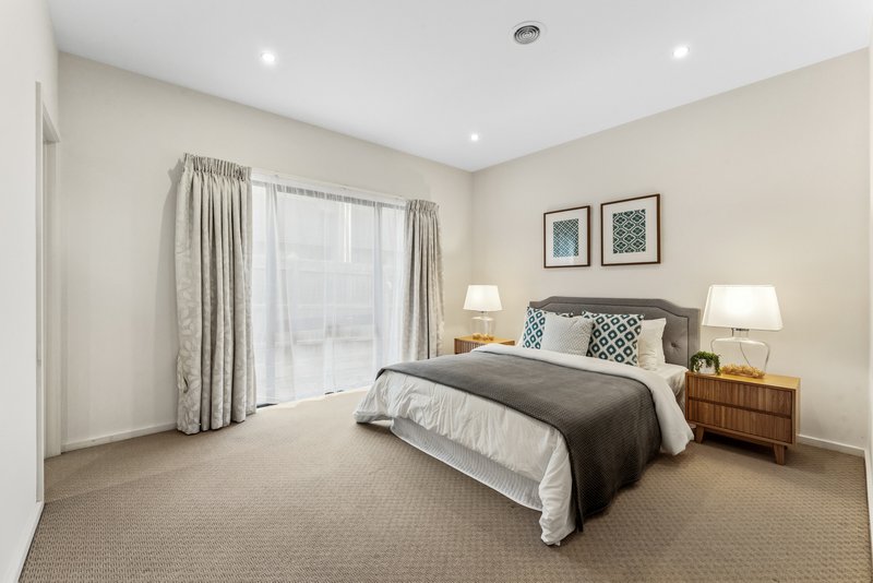Photo - 27 Muyan Circuit, Burwood VIC 3125 - Image 8