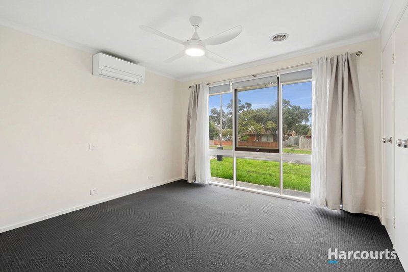 Photo - 27 Nanworen Crescent, Bell Park VIC 3215 - Image 4
