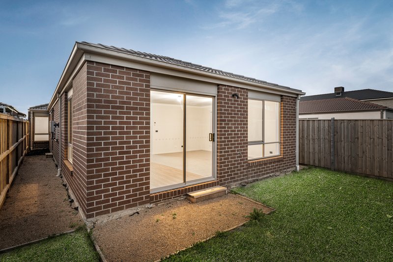 Photo - 27 Orleana Way, Clyde North VIC 3978 - Image 10