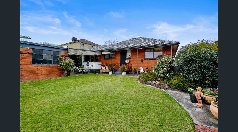 Photo - 27 Palm Beach Crescent, Mount Waverley VIC 3149 - Image 2