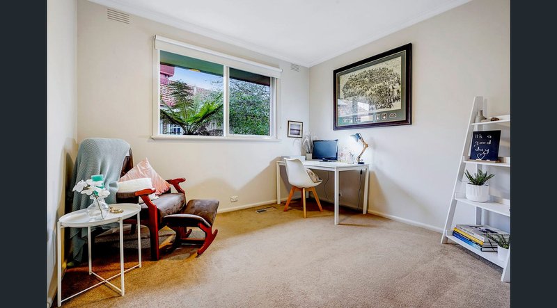 Photo - 27 Palm Beach Crescent, Mount Waverley VIC 3149 - Image 4
