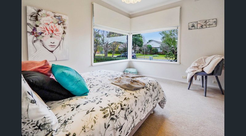 Photo - 27 Palm Beach Crescent, Mount Waverley VIC 3149 - Image 5