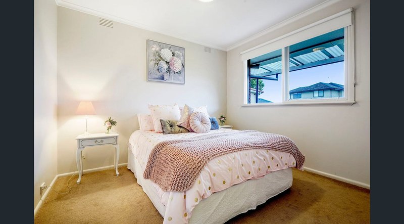 Photo - 27 Palm Beach Crescent, Mount Waverley VIC 3149 - Image 6