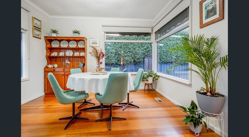 Photo - 27 Palm Beach Crescent, Mount Waverley VIC 3149 - Image 8