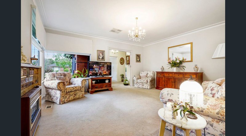 Photo - 27 Palm Beach Crescent, Mount Waverley VIC 3149 - Image 9