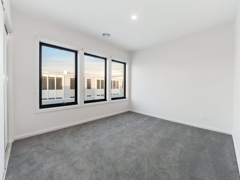 Photo - 27 Panama Road, Cranbourne West VIC 3977 - Image 12