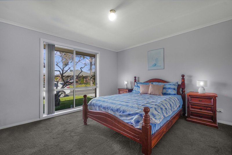 Photo - 27 Park Boulevard, Pakenham VIC 3810 - Image 5