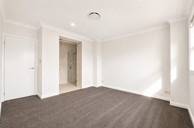 Photo - 27 Pentecost Crescent, Marsden Park NSW 2765 - Image 9