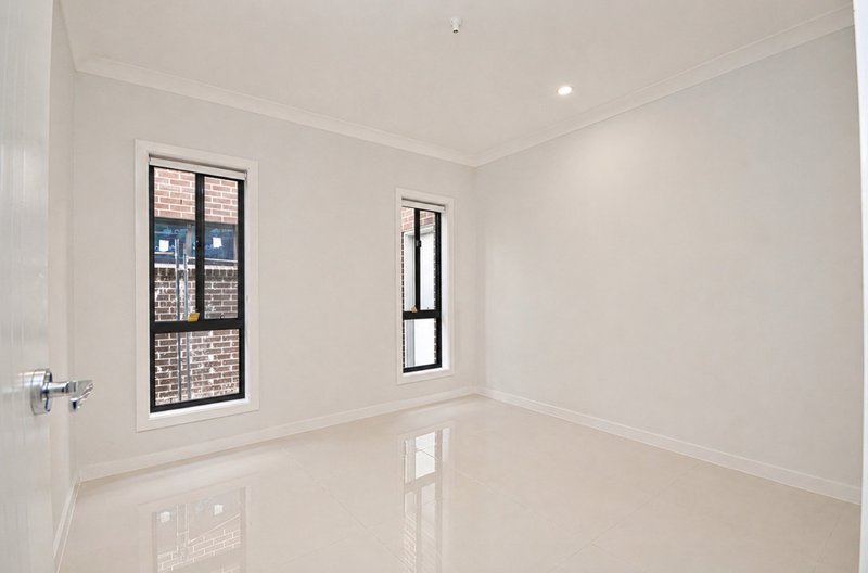 Photo - 27 Pentecost Crescent, Marsden Park NSW 2765 - Image 12