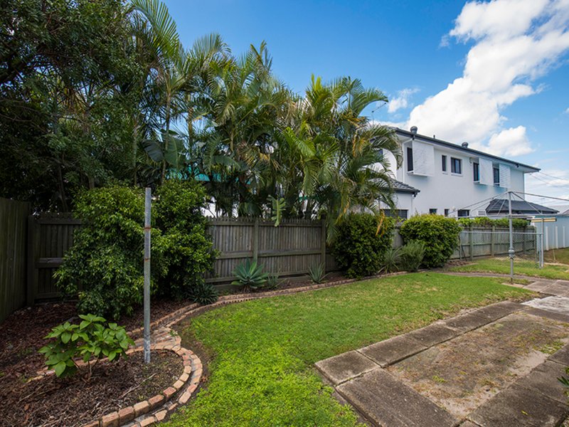 Photo - 27 Petersen Street, Wynnum QLD 4178 - Image 3