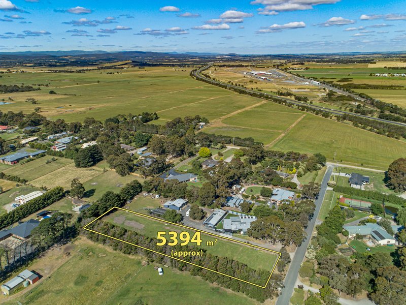 Photo - 27 Pinehill Drive, Pakenham VIC 3810 - Image 2