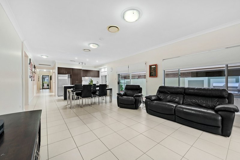 Photo - 27 Planigale Crescent, North Lakes QLD 4509 - Image 6