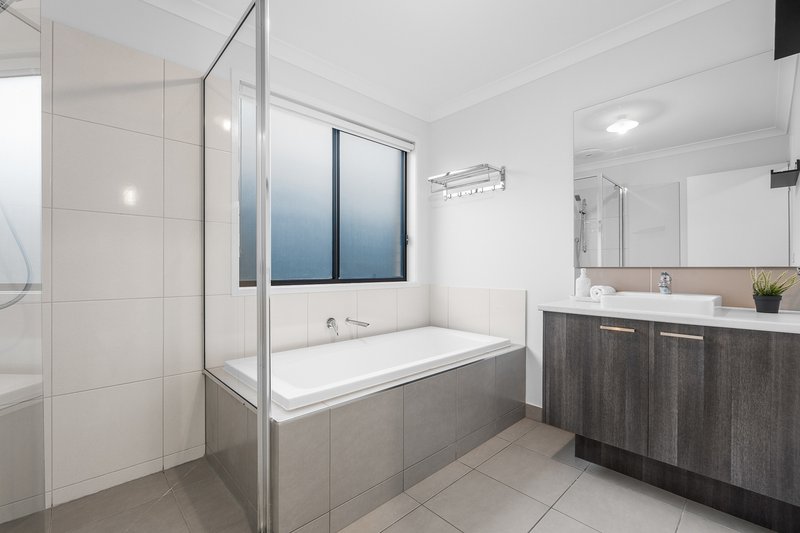 Photo - 27 Powlett Drive, Clyde VIC 3978 - Image 12