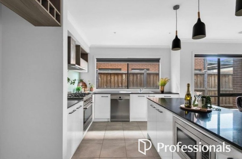 Photo - 27 Rialto Street, Point Cook VIC 3030 - Image 5