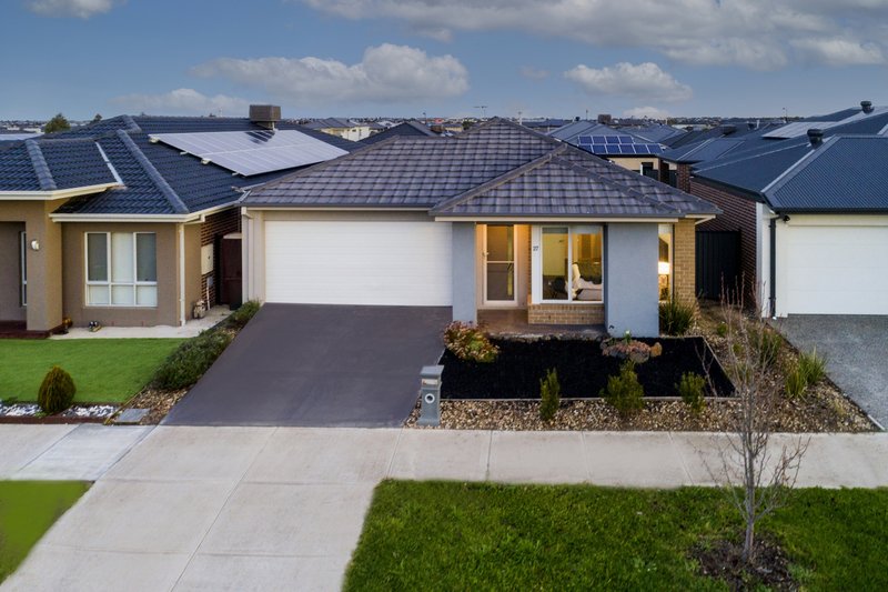 Photo - 27 Riegelhuth Street, Craigieburn VIC 3064 - Image 2