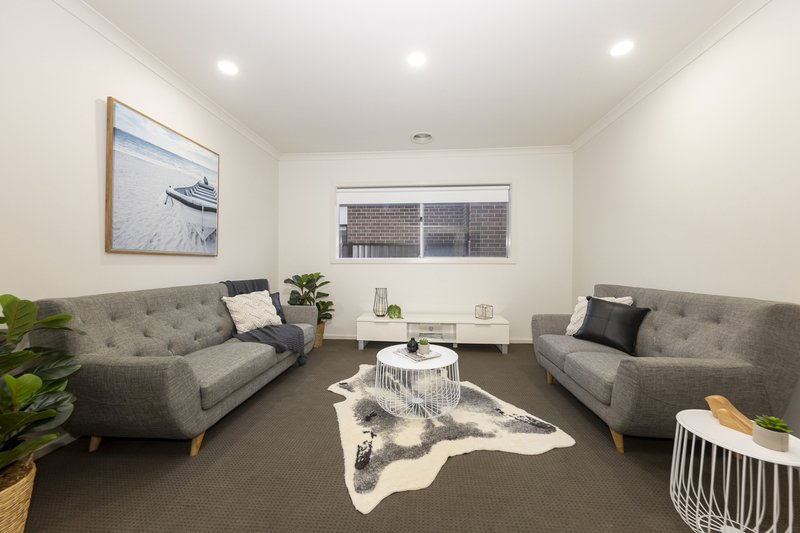 Photo - 27 Riegelhuth Street, Craigieburn VIC 3064 - Image 3