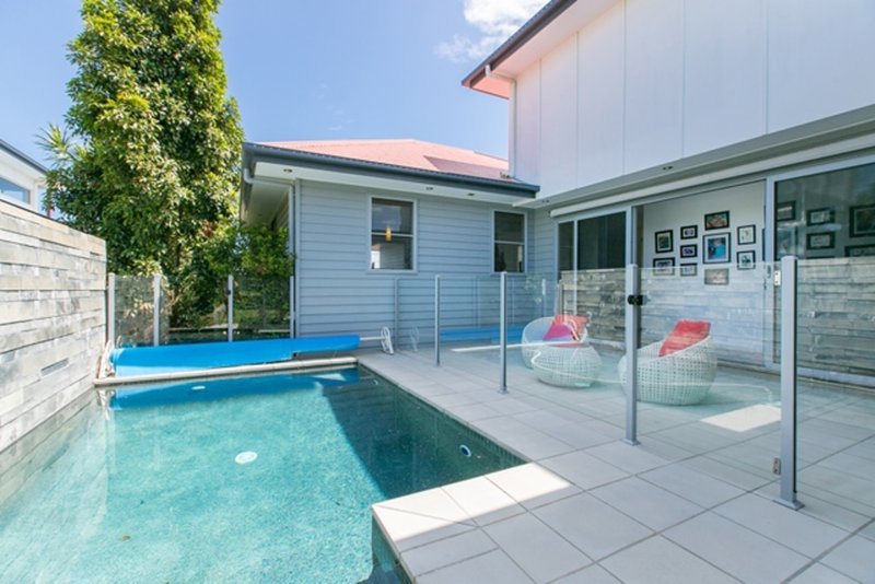 Photo - 27 Roseneath Parade, Wynnum West QLD 4178 - Image 2