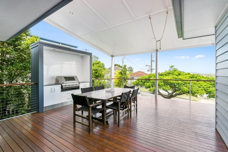 Photo - 27 Roseneath Parade, Wynnum West QLD 4178 - Image 3