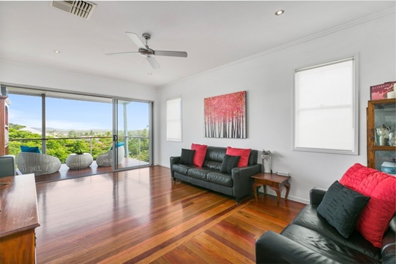 Photo - 27 Roseneath Parade, Wynnum West QLD 4178 - Image 6