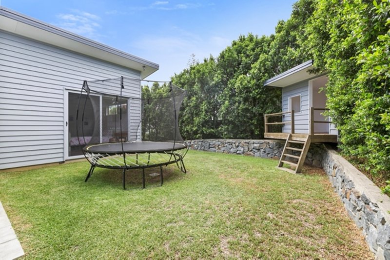 Photo - 27 Roseneath Parade, Wynnum West QLD 4178 - Image 15