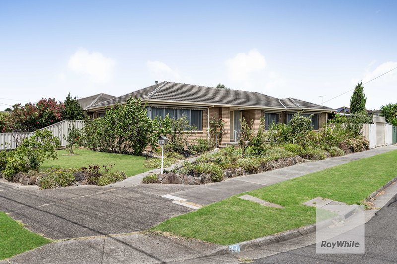 27 Rylandes Drive, Gladstone Park VIC 3043