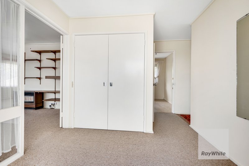 Photo - 27 Rylandes Drive, Gladstone Park VIC 3043 - Image 4