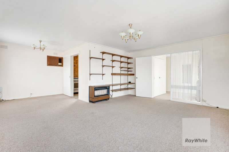 Photo - 27 Rylandes Drive, Gladstone Park VIC 3043 - Image 8