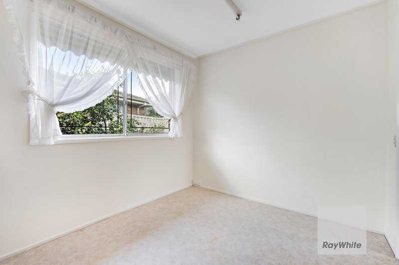 Photo - 27 Rylandes Drive, Gladstone Park VIC 3043 - Image 12