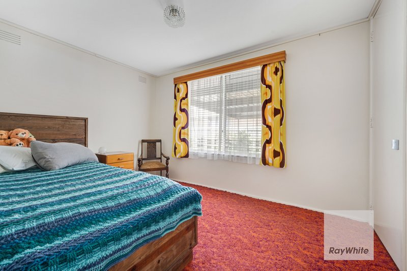 Photo - 27 Rylandes Drive, Gladstone Park VIC 3043 - Image 13