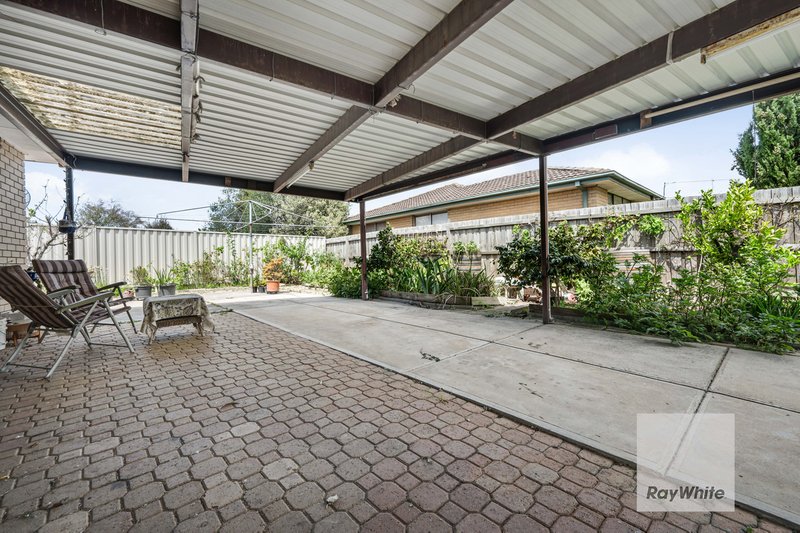 Photo - 27 Rylandes Drive, Gladstone Park VIC 3043 - Image 16