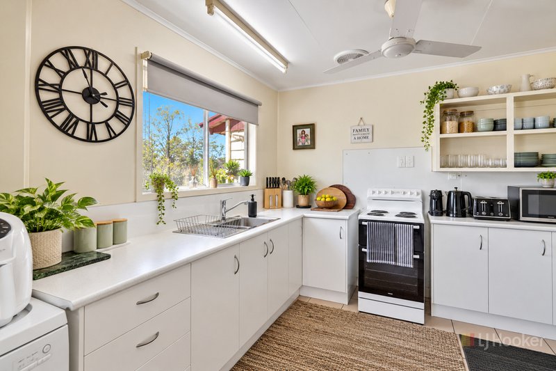 Photo - 27 Shannon Crescent, Dysart QLD 4745 - Image 2