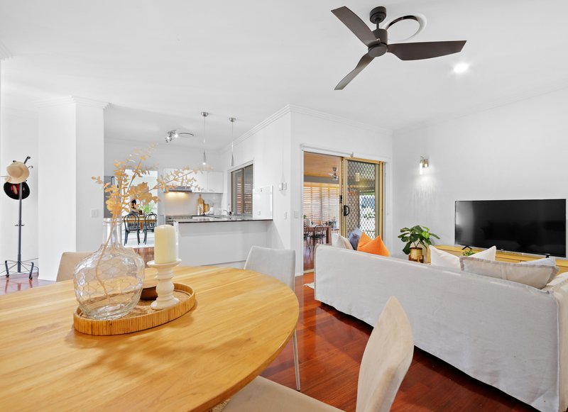 Photo - 27 Shepton Crescent, Mudgeeraba QLD 4213 - Image 2