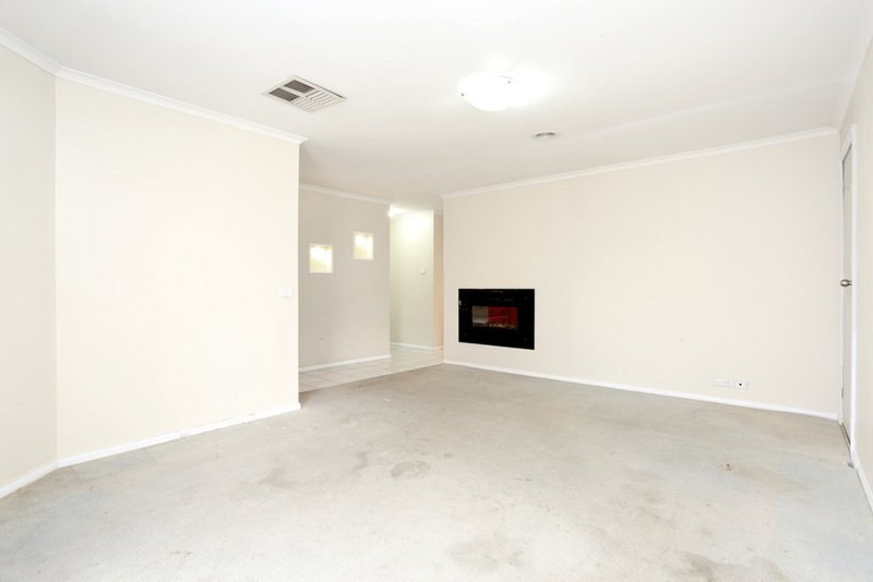 Photo - 27 Shortridge Circuit, Roxburgh Park VIC 3064 - Image 2