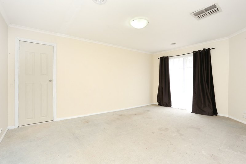 Photo - 27 Shortridge Circuit, Roxburgh Park VIC 3064 - Image 3