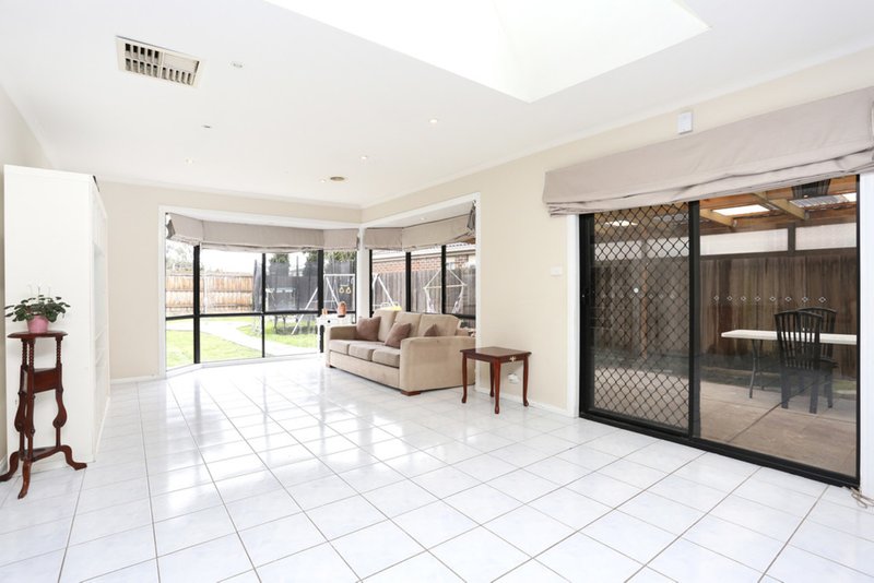 Photo - 27 Shortridge Circuit, Roxburgh Park VIC 3064 - Image 7