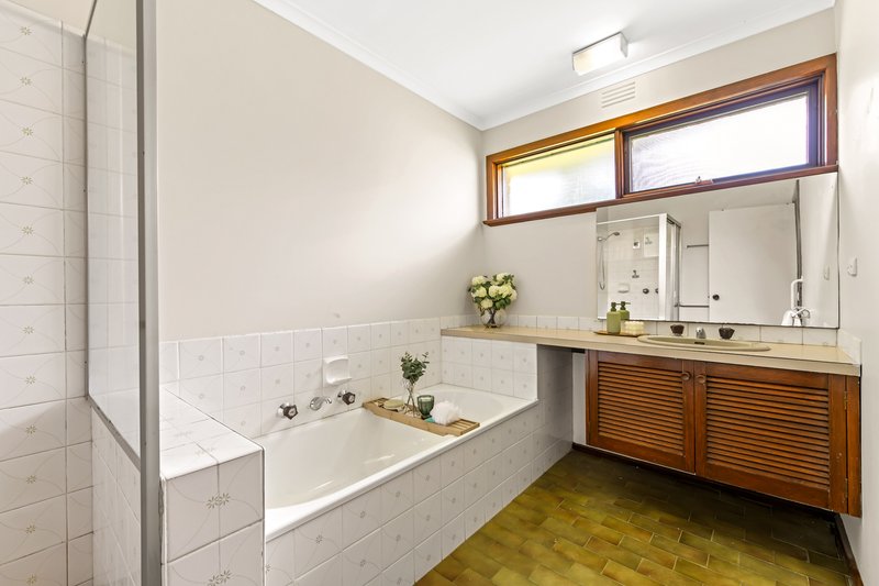 Photo - 27 Stableford Avenue, Glen Waverley VIC 3150 - Image 15