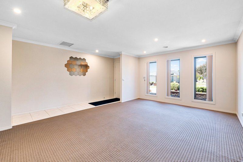 Photo - 27 Stanford Street, Cranbourne West VIC 3977 - Image 3