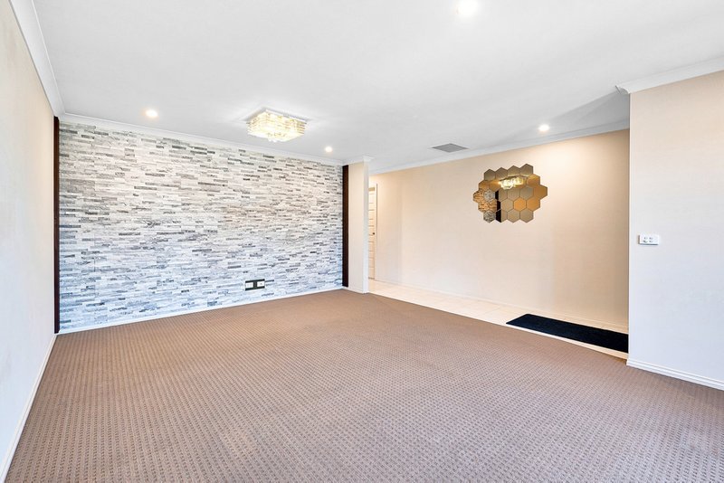 Photo - 27 Stanford Street, Cranbourne West VIC 3977 - Image 4