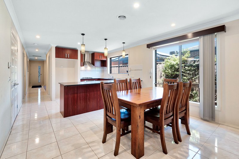 Photo - 27 Stanford Street, Cranbourne West VIC 3977 - Image 6