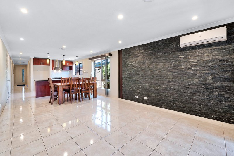 Photo - 27 Stanford Street, Cranbourne West VIC 3977 - Image 9