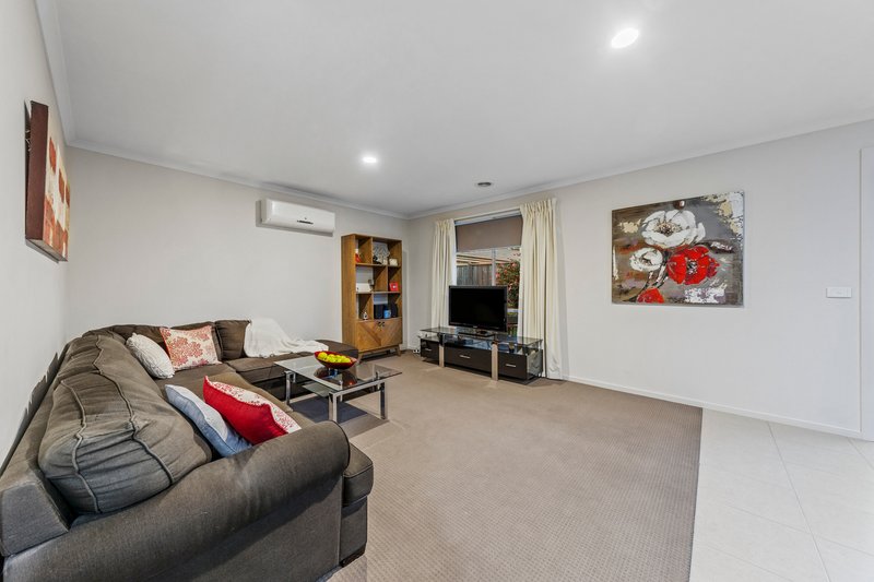 Photo - 27 Stanhope Place, Pakenham VIC 3810 - Image 13