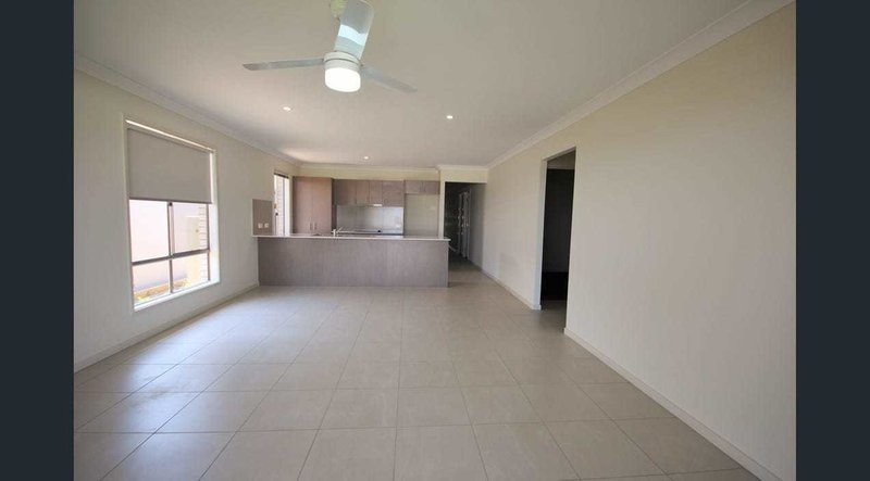 Photo - 27 Stirling Circuit, Redbank Plains QLD 4301 - Image 4