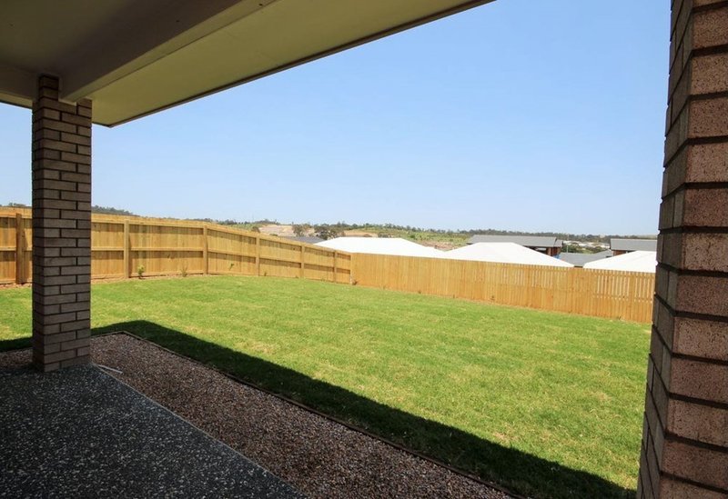 Photo - 27 Stirling Circuit, Redbank Plains QLD 4301 - Image 7