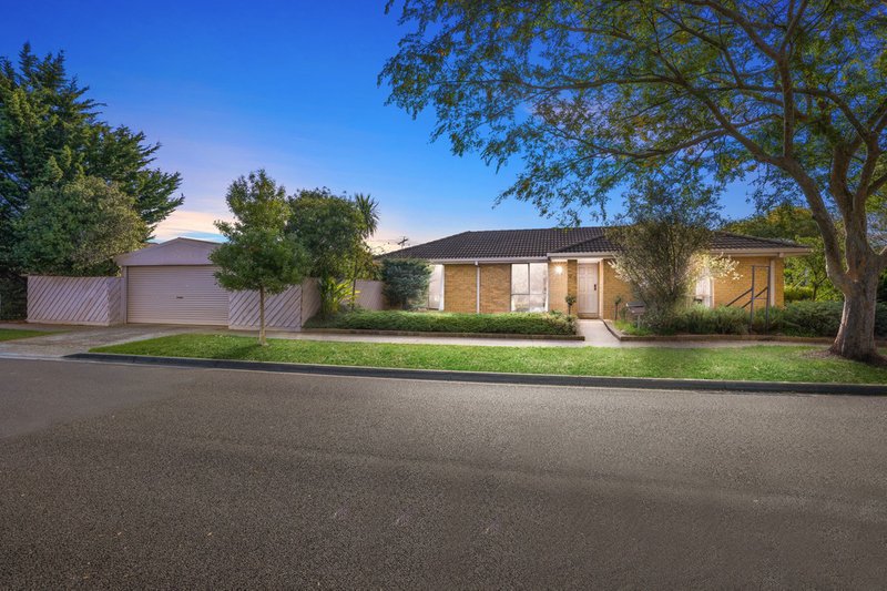 Photo - 27 Thames Boulevard, Werribee VIC 3030 - Image 2