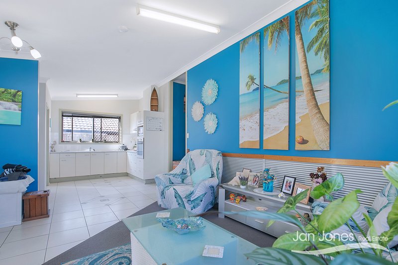 Photo - 27 Thompson Cres , Clontarf QLD 4019 - Image 6