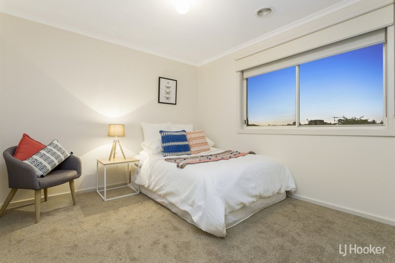 Photo - 27 Turnstone Drive, Point Cook VIC 3030 - Image 8