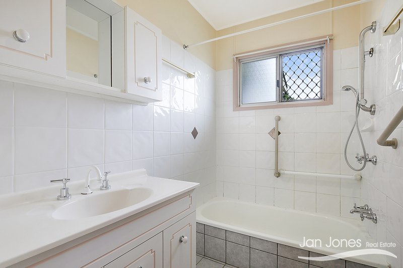 Photo - 27 Westbrook St , Woody Point QLD 4019 - Image 12