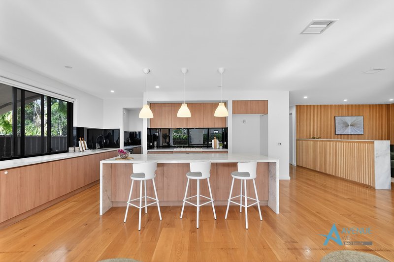 Photo - 27 Woodlea Boulevard, Aintree VIC 3336 - Image 5